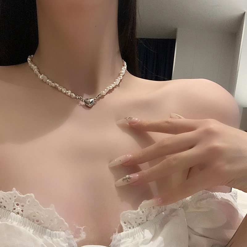 Phụ kiện thời trang nữ với ngọc trai hình bướm, dây chuyền cổ thanh lịch