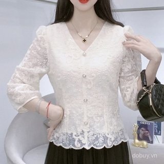 Áo sơ mi nữ ren cổ chữ V, tay 3/4, họa tiết thêu và đường xẻ bèo