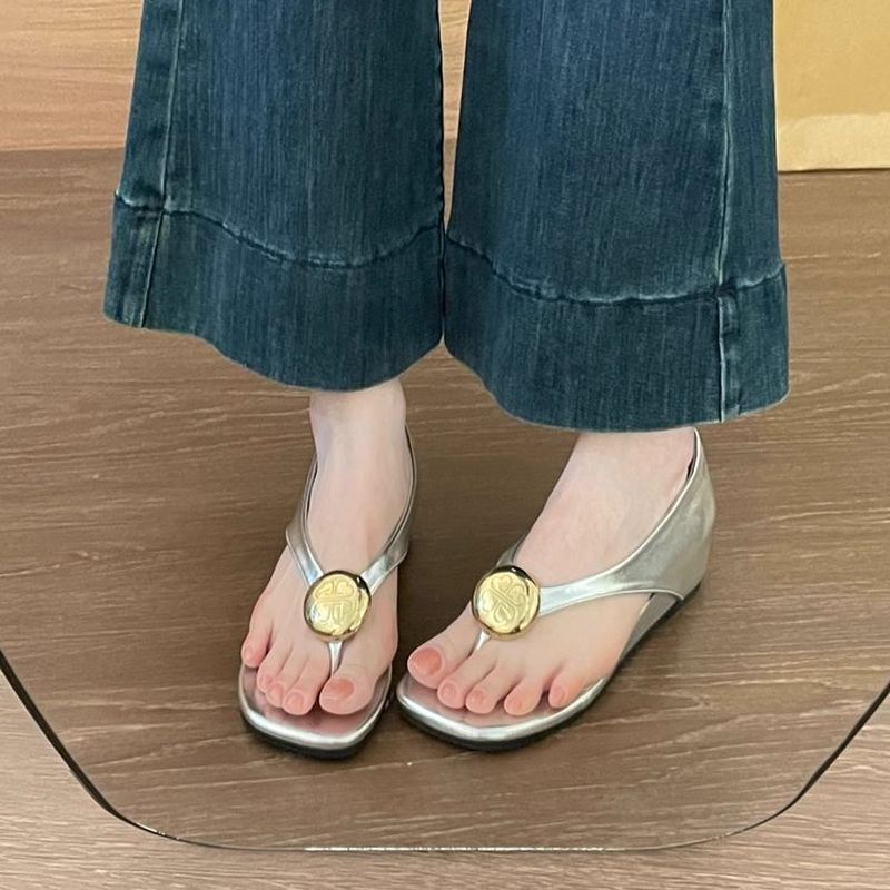 ✨Spot】Giày sandal nữ Cao cấp Dịu gái Đế nâng cao 4cm Đế êm Không mỏi chân/Pháp Khóa Kim Loại Dép Nữ
