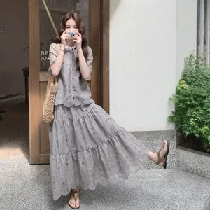 Bộ đồ cao cấp màu xám ngắn tay, phong cách quốc tế mới mẻ - Giảm giá trong thời gian có hạn!