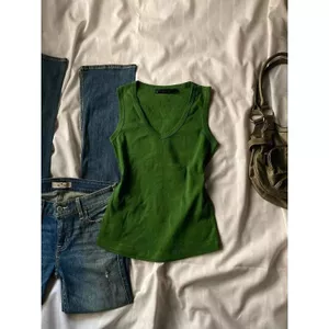 Áo vest nữ cổ chữ V màu xanh cổ điển kiểu Mỹ, slim-fit tôn dáng cho mùa hè 2026