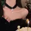 Bánh chocker bông tuyết sang trọng với lông vũ, phù hợp làm quà tặng cho tiệc cưới và Giáng sinh