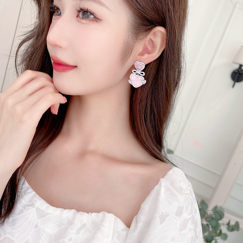 Bông tai trái tim hồng ngọt ngào giống như cổ tích thời trang