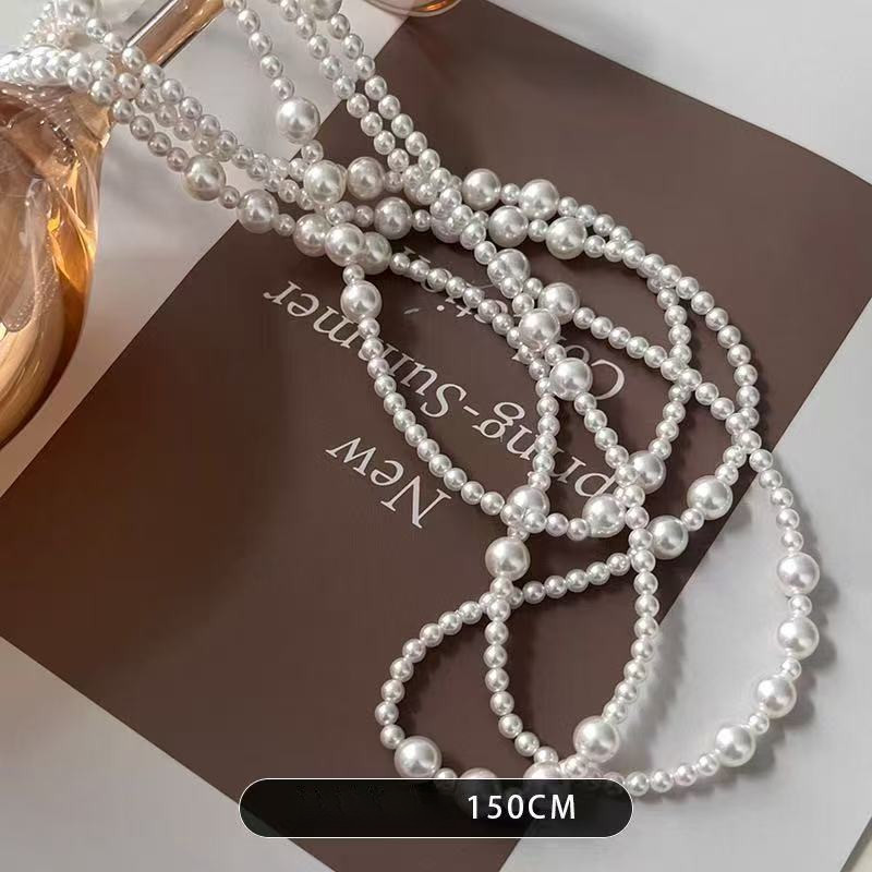 Áo len thu đông với vòng cổ ngọc trai nhiều lớp xếp chồng tinh tế