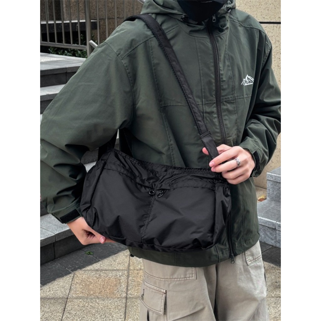 Túi vải nylon nhẹ, dung tích lớn, một vai unisex, phong cách mới, hợp thời trang, túi thể thao ngoài trời