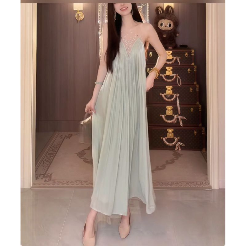 Đầm khoét sâu không tay sang trọng, màu xanh mát mẻ cho mùa hè