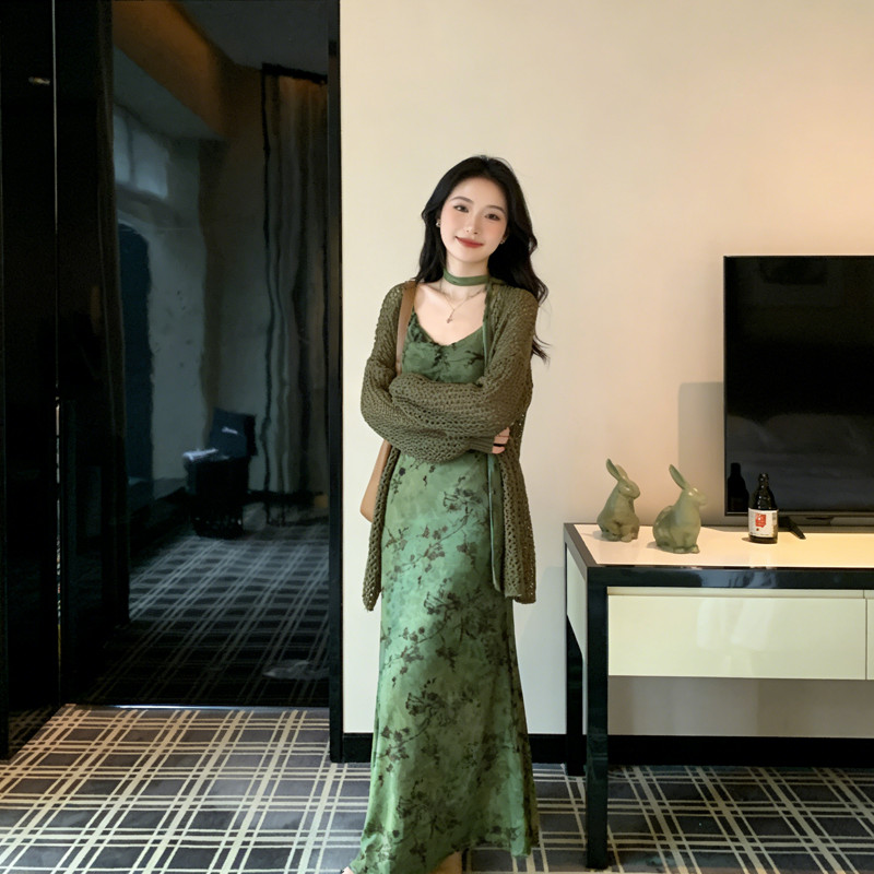 Đầm nữ cao cấp phong cách Pháp 2026, họa tiết hoa xanh, thiết kế sling thời thượng