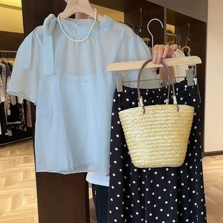Áo sơ mi và áo yếm dáng rộng, thiết kế thắt nơ ngắn tay, chất liệu voan ruy băng trong suốt cùng màu trơn đơn giản