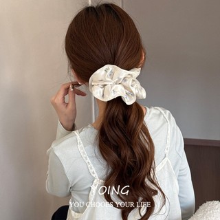 Scrunchy cao cấp satin hoa, nhẹ nhàng - Perfect cho đuôi ngựa thấp và phụ kiện tóc