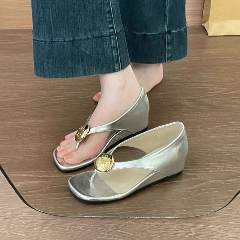 ✨Spot】Giày sandal nữ Cao cấp Dịu gái Đế nâng cao 4cm Đế êm Không mỏi chân/Pháp Khóa Kim Loại Dép Nữ