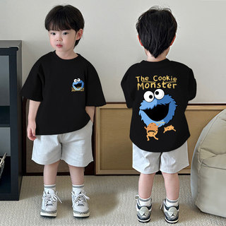 Áo thun cổ tròn in hình hoạt hình dễ thương với khuôn mặt to, kiểu dáng giản dị và thoải mái, dễ phối đồ cho bé trai.