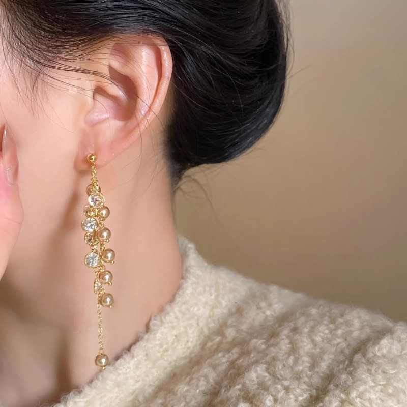 Bông tai zircon và ngọc trai dài, phù hợp với nữ