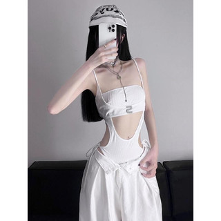 Gợi ý áo liền quần nữ màu trắng, thiết kế slim-fit rỗng đáy, phù hợp thời trang mùa hè