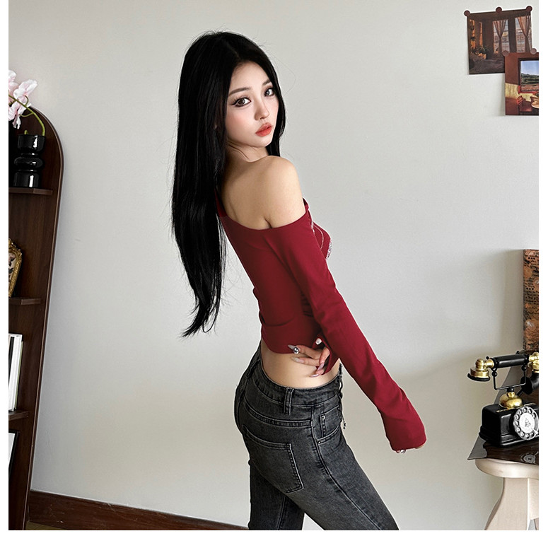 Áo thun nữ màu đen có họa tiết kim cương giả, cổ V lệch, tay ngắn - Phong cách thời trang đường phố