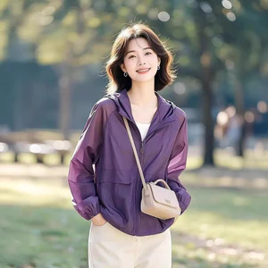 Áo khoác có mũ trùm đầu ngắn màu tím, chống nắng và thoáng khí