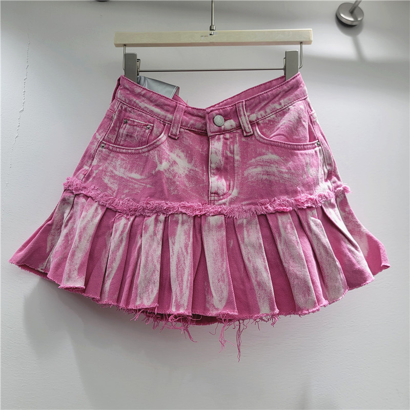 Váy ngắn denim xếp ly màu đen, phù hợp mùa hè với thiết kế đậm chất văn hóa châu Á và thắt lưng dyed.