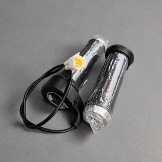 Tay ga xe điện Yadea X5 mẫu giác dẹp – Cao su non êm ái, chống nước, chống trơn trượt, 1 đôi phù hợp mọi xe