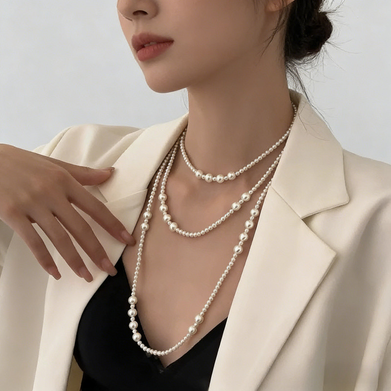 Áo len thu đông với vòng cổ ngọc trai nhiều lớp xếp chồng tinh tế