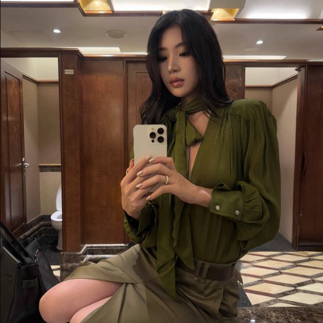 Áo sơ mi nữ kiểu Pháp cổ điển với ruy băng xanh, chất liệu mỏng thoáng mát, thiết kế rộng rãi phù hợp mùa thu.