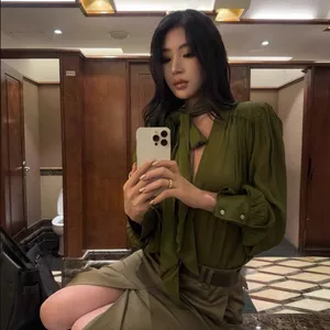 Áo sơ mi nữ kiểu Pháp cổ điển với ruy băng xanh, chất liệu mỏng thoáng mát, thiết kế rộng rãi phù hợp mùa thu.