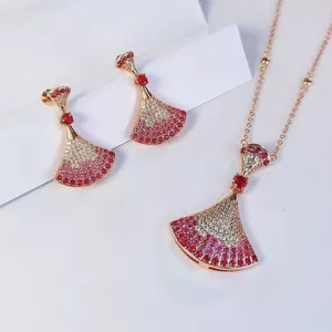 Quạt vòng tay nữ gradient kim cương, dây chuyền xương đòn đẹp, quà tặng hoàn hảo