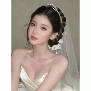 Đầm cưới phong cách Hàn Quốc cao cấp với vương miện ngọc trai và voan veil thanh lịch