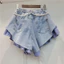 Quần short denim eo cao mùa hè 2026 với thiết kế phong cách mới, thắt lưng và kẻ sọc mảnh.