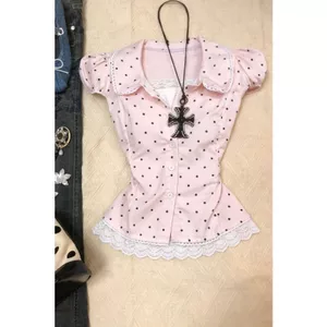 Áo sơ mi ngắn tay màu hồng chấm bi phong cách vintage, form slim-fit, phù hợp mùa hè 2026