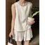 Bộ đồ thời trang nữ với áovest không tay và quần shorts ống rộng