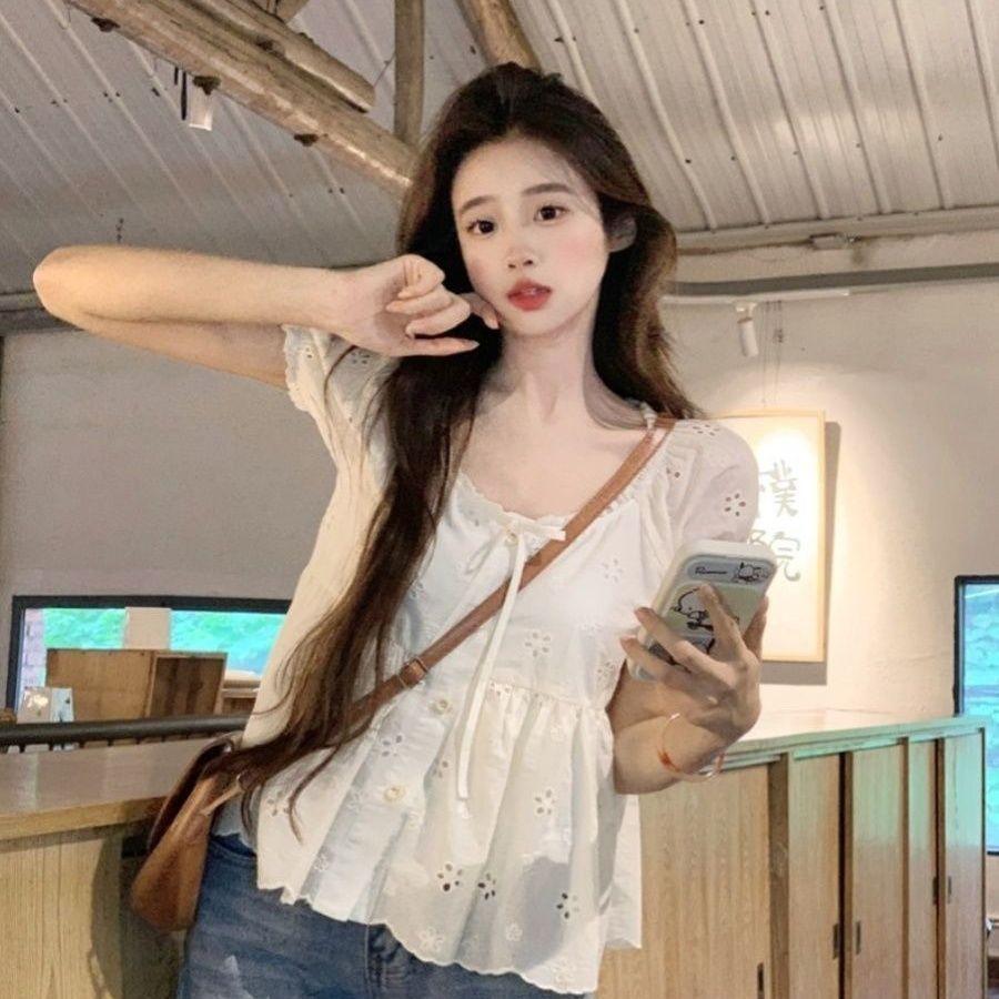 Áo sơ mi ngắn tay cho bé thiết kế mùa hè với cổ vuông thoáng khí giúp đem lại cảm giác thân hình thon gọn