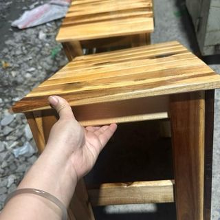 Ghế gỗ lớn. Có thể làm bàn ngồi uống cafe. Làm bằng gỗ tràm vàng xuất khẩu. Cao 30 dài 37 rộng 30qqqq