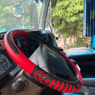 Bọc Vô lăng ô tô Chống trơn Thoáng khí vân Carbon đủ size xe con, xe tải