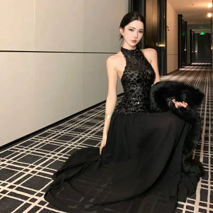 <![Hàng có sẵn chính hãng] Đầm sequin đen cao cấp, phù hợp mùa thu, thiết kế cổ dây không tay, phong cách thanh lịch.