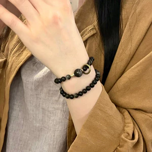 Bạc Yaoshi đen phong cách Tây Tạng với vòng tay đôi và pha lê vui vẻ, thiết kế hiện đại mang cảm giác cao cấp.