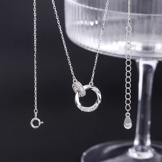 Vòng cổ mặt dây chuyền thiết kế sang trọng với họa tiết hoa hồng vàng ánh sáng, phù hợp trang sức cưới