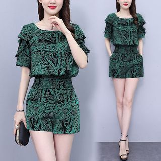 Bộ đồ hè hai mảnh mới dành cho nữ, trẻ trung và sành điệu, gồm quần short in họa tiết và áo tay ngắn rộng rãi