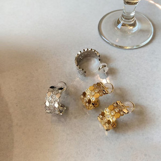 Bông tai bạc 925 hình chữ C tổ ong với sọc zircon ánh sáng, phù hợp cho nữ, sang trọng và độc đáo
