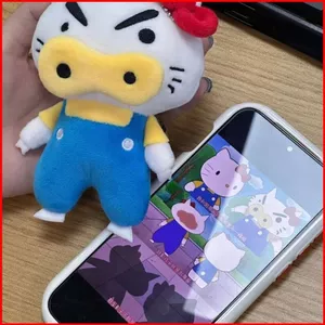 BH2 Crayon Shin-chan Buriburizaemon x Hello Kitty Plushie Hợp tác Kawaii Túi búp bê sang trọng Charm HB2