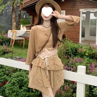 Bộ trang phục mùa hè cho nữ: áo ba lỗ, áo dài tay khoét lỗ và chân váy midi trẻ trung năng động