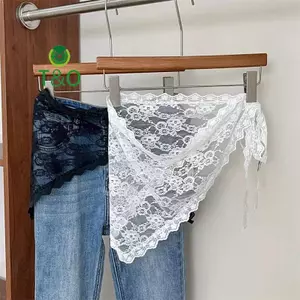 Váy ngắn tam giác phong cách Hàn Quốc với rèm viền ren mềm mại, phù hợp cho mùa xuân