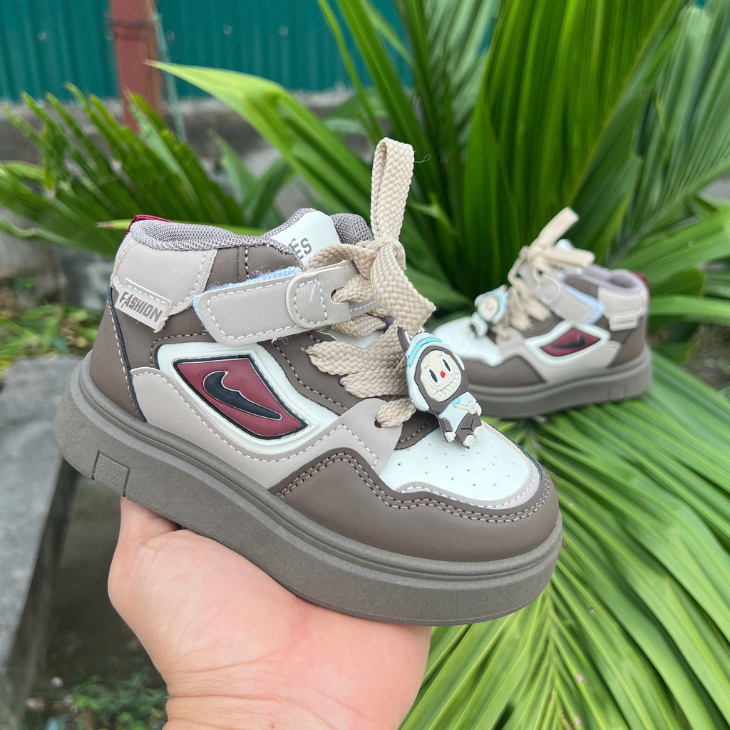 giày thể thao bé trai bé gái khỏe khoắn đính sticker chống trượt êm chân mâu mới cho bé 8627 Chip & mom