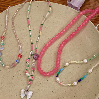 Vòng cổ handmade nhiều màu sắc đính hạt bướm, phù hợp cho người phụ nữ vào mùa hè