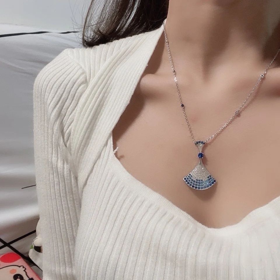 Quạt vòng tay nữ gradient kim cương, dây chuyền xương đòn đẹp, quà tặng hoàn hảo