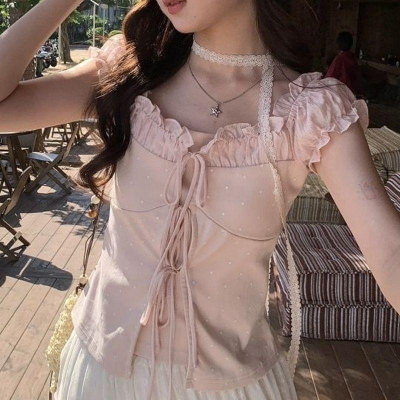 Áo thun phong cách Hàn Quốc nhẹ nhàng, slim-fit với họa tiết chấm bi và dây ruy-băng, phù hợp mùa hè
