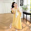 Bộ đồ bà bầu gồm áo sơ mi và váy ngắn hai mảnh, kèm khăn choàng