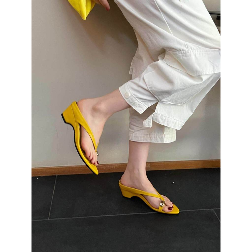 TT Mũi Nhọn Kim Loại Flip-Flops Nữ 2026 Mùa Hè Dày Gót Lật-Flops Dép Đi Biển