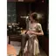 Đầm cổ chữ U lớn thiết kế sang trọng, phù hợp cho người phụ nữ hiện đại và tạo cảm giác thanh lịch.