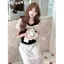 Áo thun nữ phong cách Hàn Quốc, thiết kế off-the-shoulder với nơ và chấm bi, phù hợp mùa hè