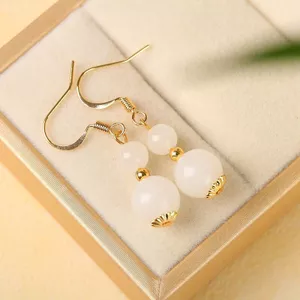 Bông tai hạt tròn màu ngọc trắng, thiết kế đơn giản và thanh lịch