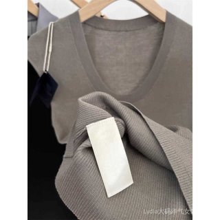 Áo Thun Không Tay Nữ Cổ Chữ U Chất Liệu Silk Lạnh, Thiết KếSlim-Fit, Sang Trọng Cho Mùa Hè